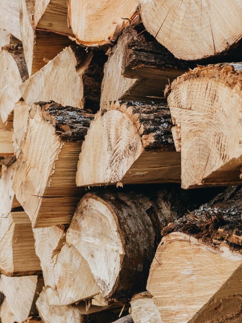 Gestapeld gekloofd hout
