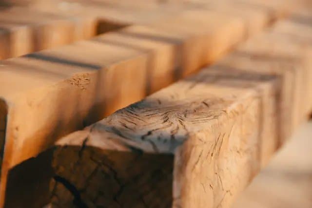 Eiken balken in het aanbod van JIP-Hout